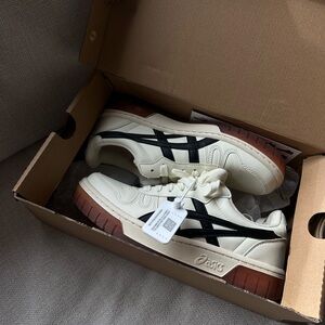 ASICS - COURT MZ - BLACK & CREAM